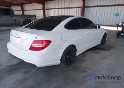 2012 Mercedes-Benz C 250 z USA, uszkodzony, nr VIN WDDGJ4HB4CF775711